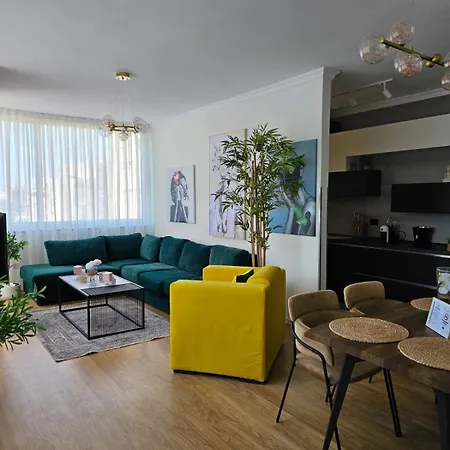 Parkside - Air Albania View * ティラナ